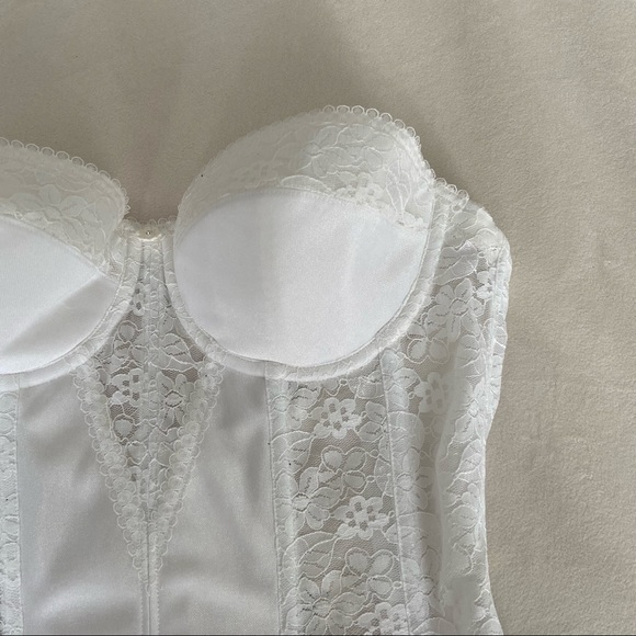 White Lace Corset -Size 36B - Picture 2 of 6